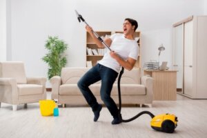 휴가를 떠나기 전에 집을 미리 정리하는 방법: 꼼꼼히 청소하기