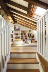 천장형 창문이 달린 다락방