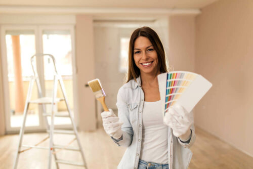 A woman holding swatches of the best paints for her home.
