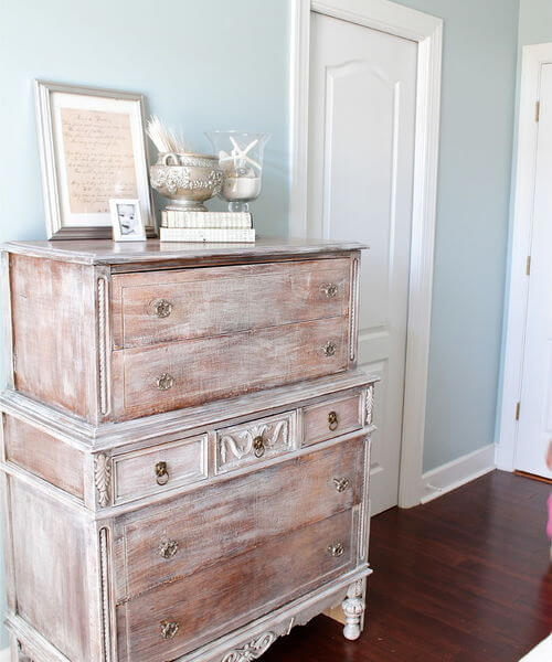 나무에 오래된 듯한 느낌을 주는 방법