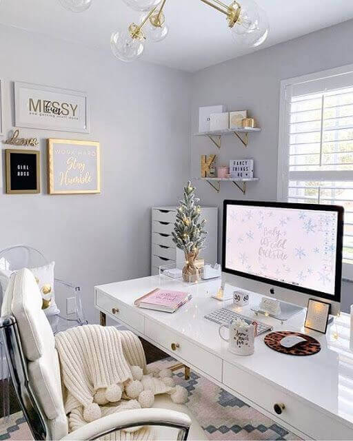 An image representing feminine-style workspaces.