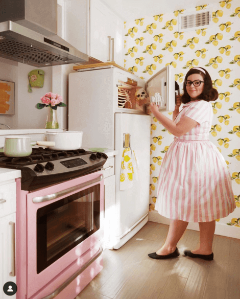 A vintage kitchen with whtie appliances