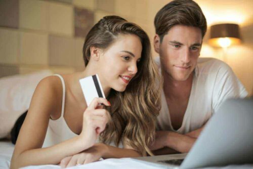 A couple ready to make a purchase on a low-cost home decor site.