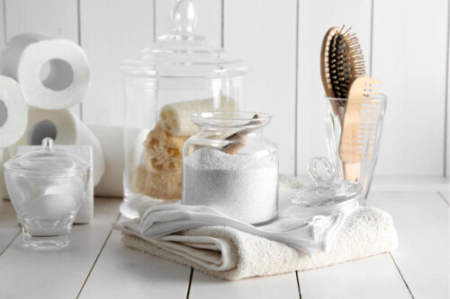 Clean towels are one way to make your bathroom smell great.