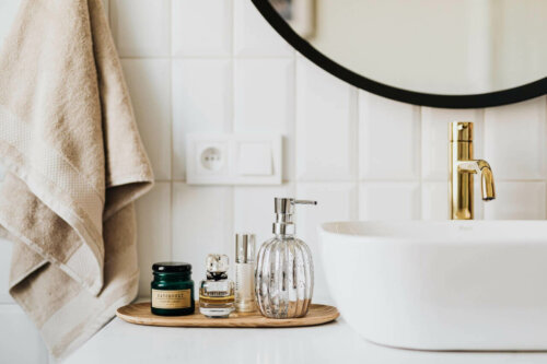 There are a few ways to make your bathroom smell great.