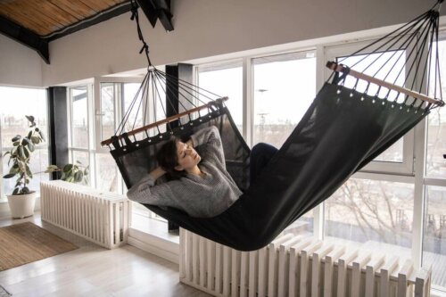 Women lying in a hammock with the best temperature