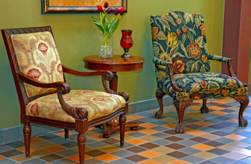 Some chairs in a waiting area.