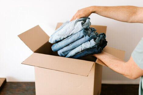 Packing folded jeans into a box, example of dostadning