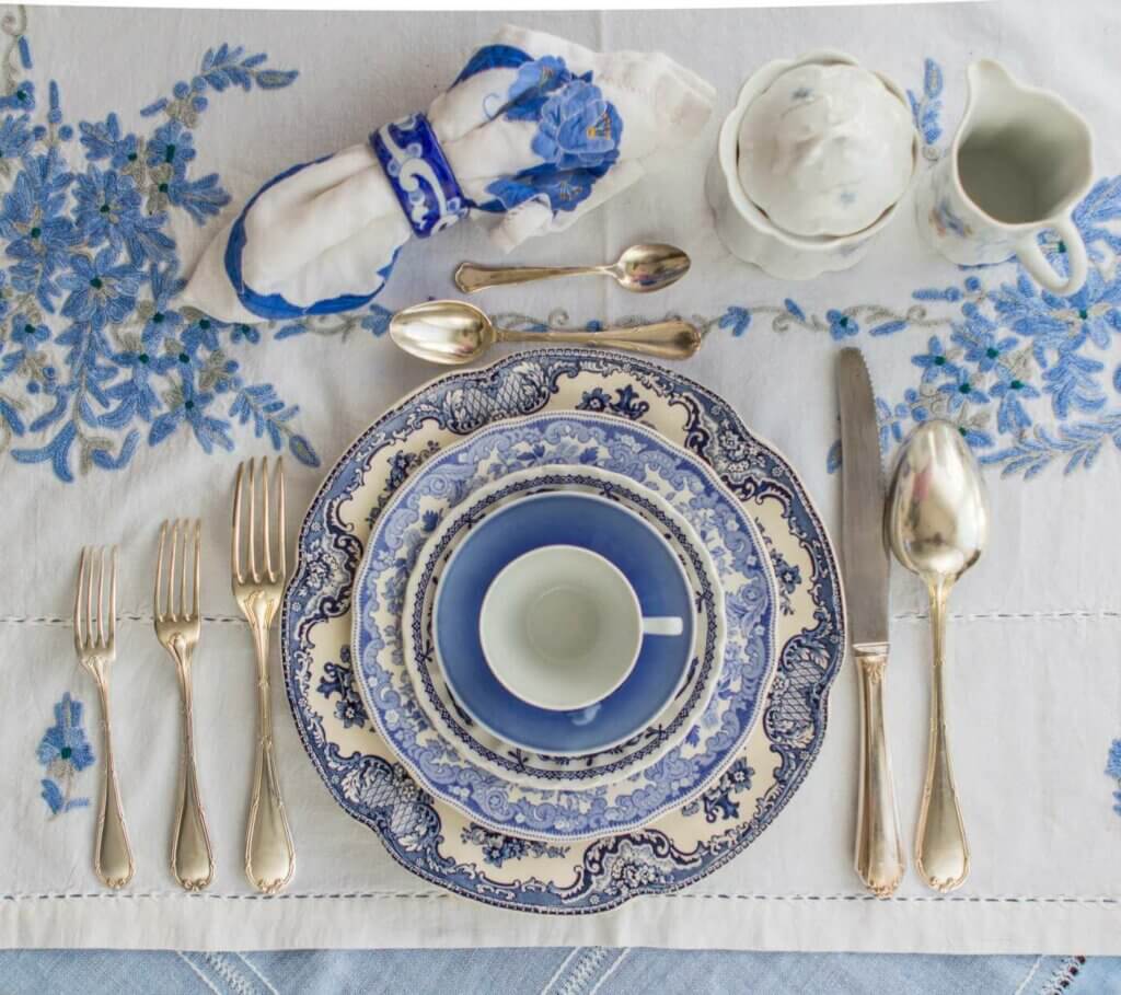 A porcelain tableware set.