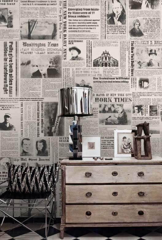 Using newspapers to cover your walls is a great idea to give your home an original look.