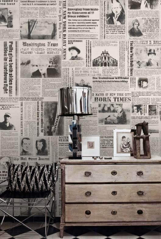 Using newspapers to cover your walls is a great idea to give your home an original look.