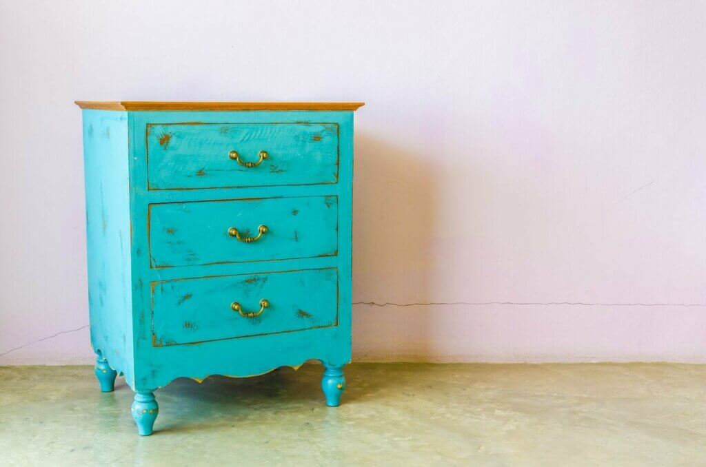 Give your home a vintage touch: a turquoise chest of drawers.