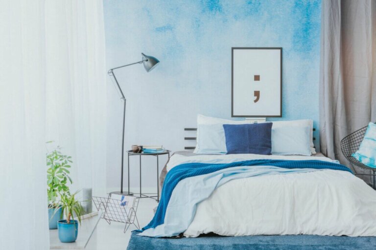 Blue and White - the Perfect Combination for the Bedroom
