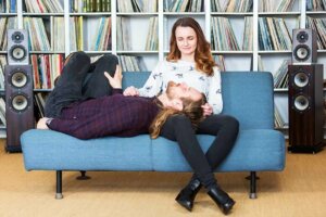 How to Decorate a Corner For Listening to Music