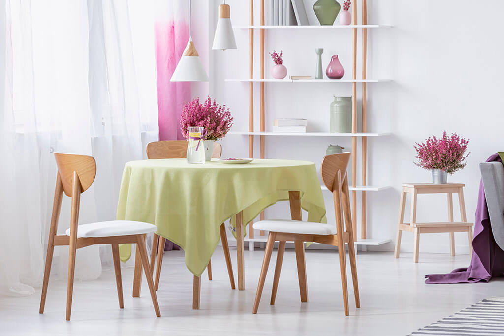 Round dining room tables: advantages and disadvantages