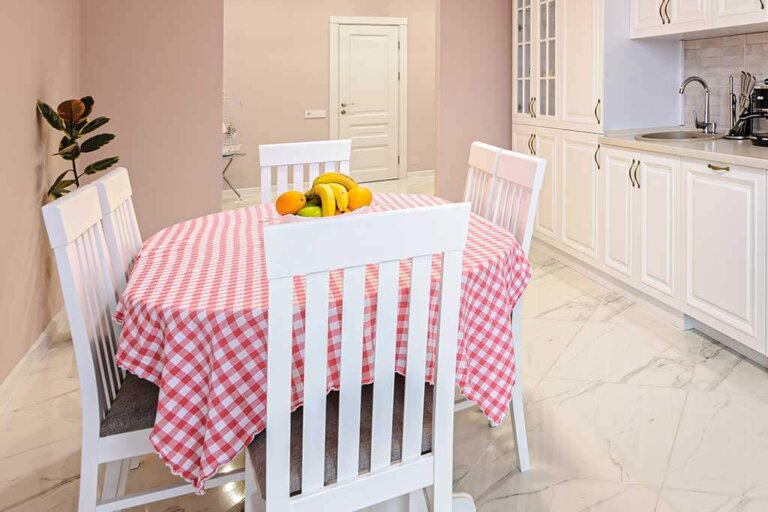 Stain-Resistant Tablecloths: Get to Know Their Benefits