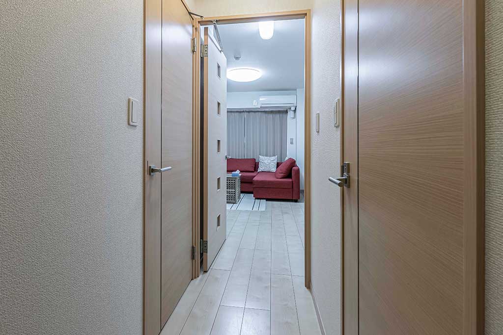 How to paint a narrow hallway to make it look wider