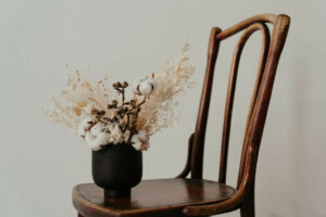 Learn How to Dry Flowers and Decorate With Them