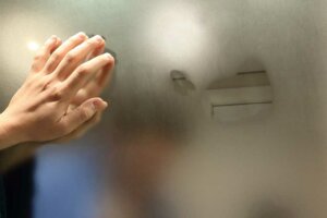 How to Prevent Your Bathroom Mirrors From Fogging