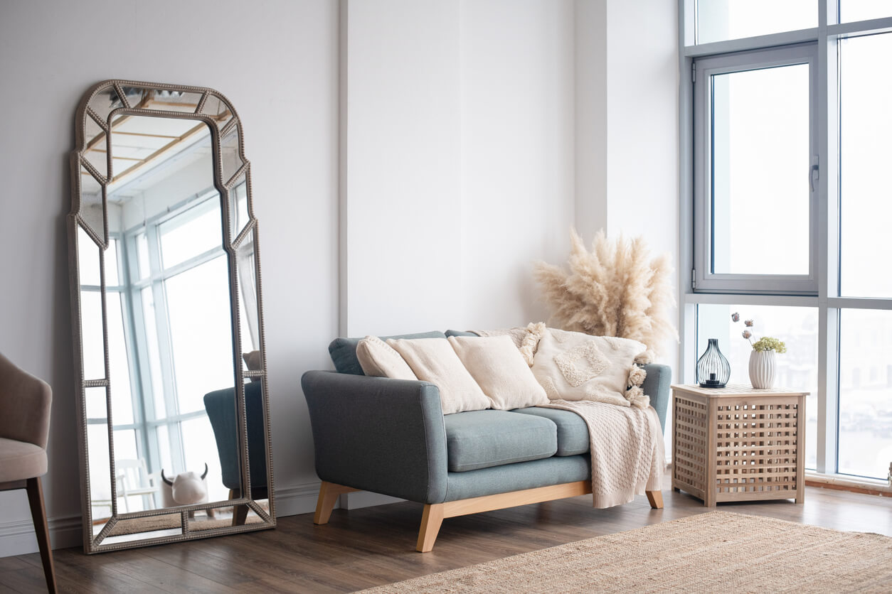 Stijlvol Scandinavisch modern wit gezellig eco-interieur in minimalistische stijl met spiegels