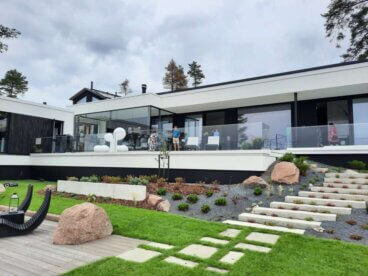 How do aluminum windows contribute to energy efficiency and savings in the home?